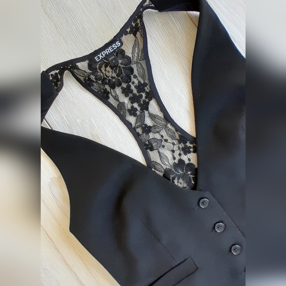Express Lace Back Vest In Black-Size 4(S)